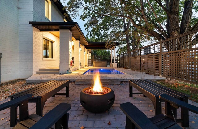 The Davis, Luxury Retreat Villa 1-Block from Dolly