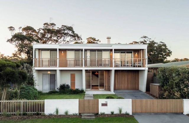 'The Dawn'- Beachside luxury 50m from beach