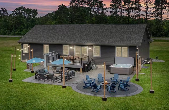 The Dells Den- Hot Tub- Fire Pit- Theater- Game Room- 5 min to DT Dells!