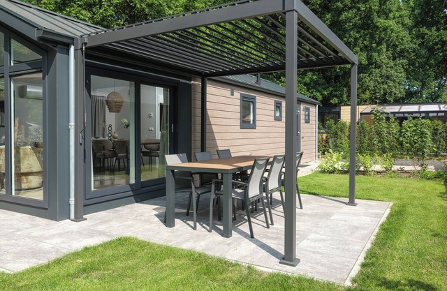 The Doornenburg Lodge offers a comfortable holiday home for 6 people with modern amenities and a private terrace in the Veluwe.
