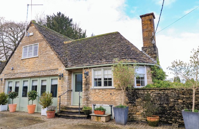 THE ELM COACH HOUSE, pet friendly, with a garden in Chipping Norton