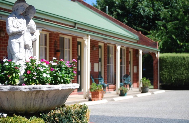 The Elms Motor Inn