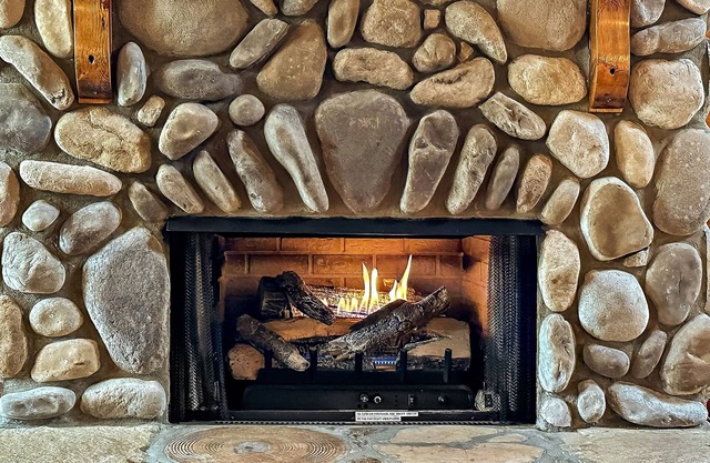 The Enchanted -Fire Pit, Private, Lovely Log Home!