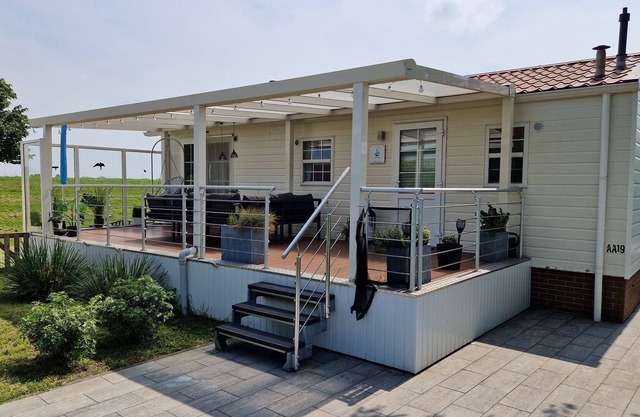 The family-friendly chalet by the lake in the park "De Veerstal"