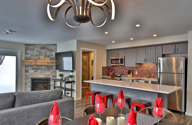 The Forest Fun Suite at Killington Center: 2RM/2BA Condo. Pool. Bus. Discounted Ski Rentals!