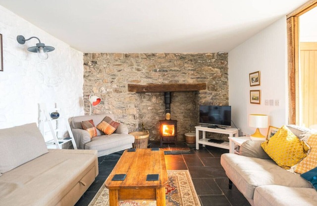 The Forge · St Davids Hideaway with Roll-top Bath & Log Burner