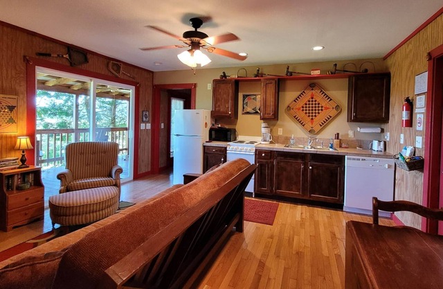 "The Gameroom" 2 Bedroom 2 Bath Hillside Cabin with View