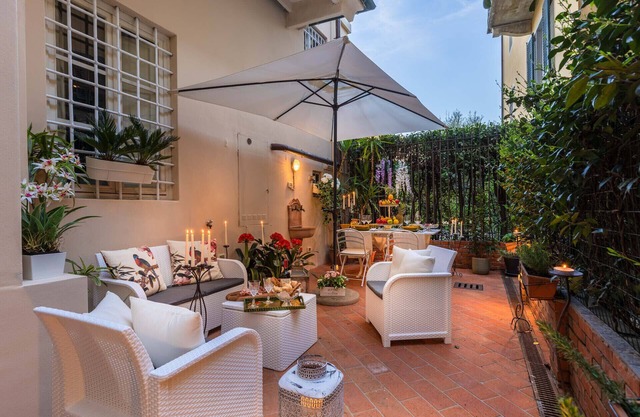 The Garden Along The Stream, romantic apartment with private garden inside the walls of Lucca