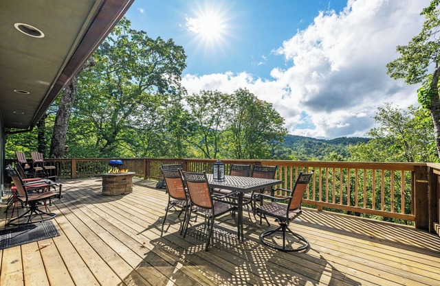 The Gathering Place, 5 bedroom, 4 bathroom at Sugar Mountain Near Boone!