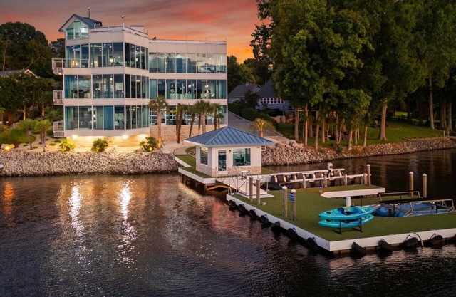 The Glass Mansion w/Optional Boat Rental