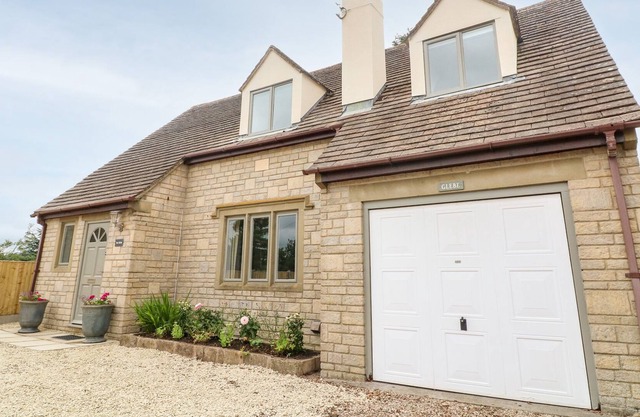 THE GLEBE, family friendly, with open fire in Painswick