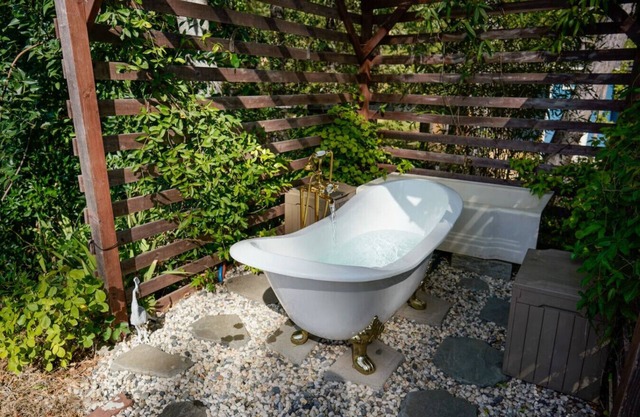 The Gold heart of Grass Valley w outdoor bathtub