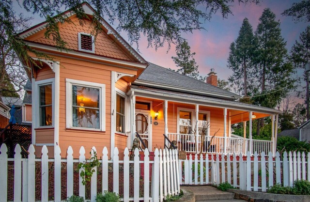 The Golden Parlor- Historic Victorian, Hot Tub