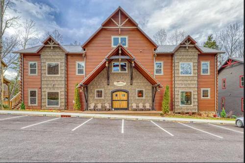The Grand Orchard Lodge by Stony Brook Cabins