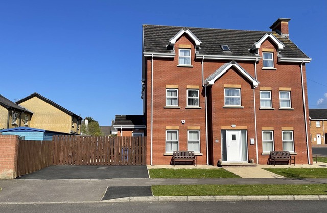 The Grove, Portrush. Deluxe holiday home, 10 beds 14 guests 6 bedrooms