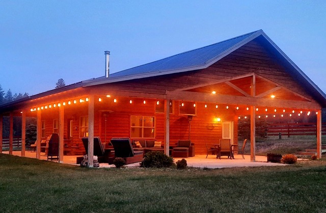 The Guesthouse at Lark Meadow Farm on acreage with sunset & mountain views!