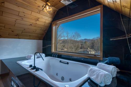 The Haüs Windham - Luxury Suites, Hot Tub, Mountain Views!