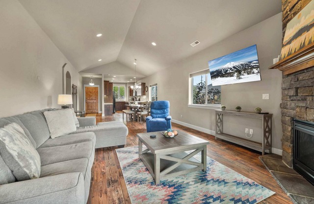 The Haley House | Hot Tub Fenced Yard Pets OK!