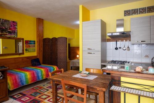 The Hamlet and the Valley, Il Paesino e la Vallata