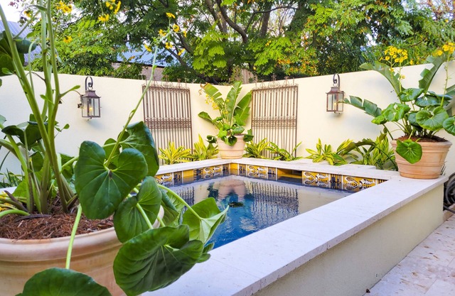 The Harlot House w Salt Pool/Spa, 5 bed 3 bath, walkable neighborhood w restaur