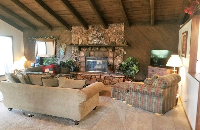 The Hideaway - Five Bedroom Cabin with Hot Tub and Pool Table!
