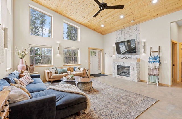 The Hideaway - Hot tub, Attached garage, Private, Modern 3-bedroom cabin