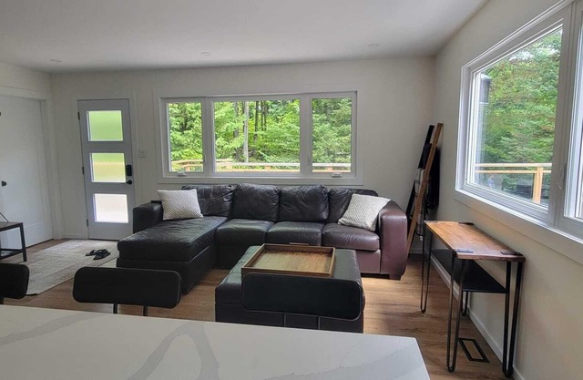 The Hideaway-Three bedroom cottage by Crystal lake