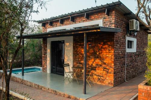 The Hill Chalets - Crocodile Pools-Self Catering