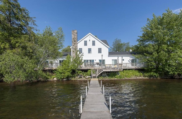 The Homestead: 14 bedroom lakehouse in scenic Catskills town by Red Cottage Inc.