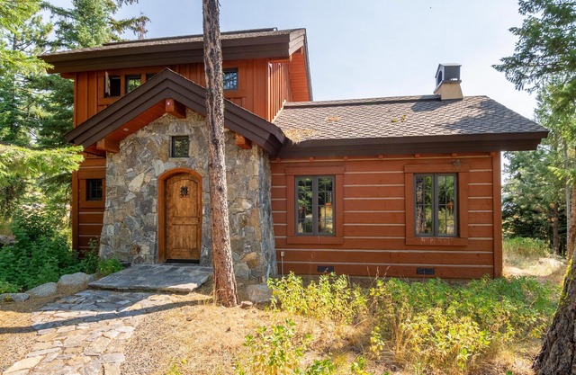 The Hot Toddy Cottage - Serene Cottage | Ski-In/Ski-Out, Private Hot Tub