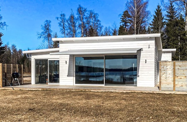 The house is located 20 meters from the shore of Lake Nömmen, thus on a lake property, which is comp
