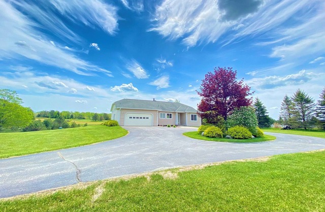 The House on a Hill at Mistwood- Golf course view, sleeps 14, Lake Ann, MI