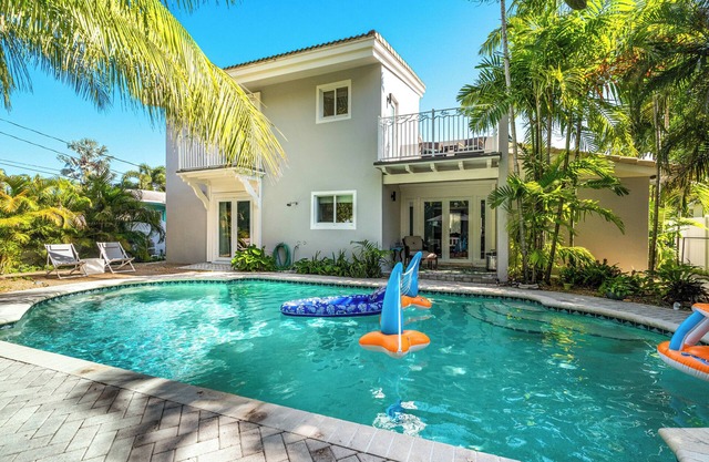 The Ideal Coastal Retreat: Beach/Casino/Marina