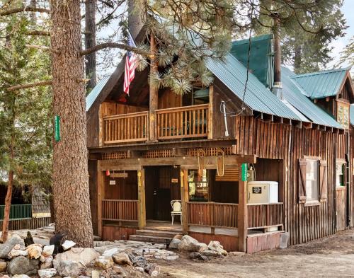 The Knotty Cabin in Kings Canyon National Park