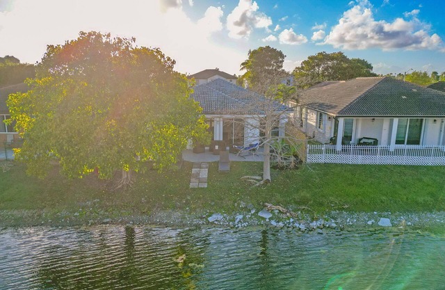 The Lake House 305/BBQ. Ping Pong Table.