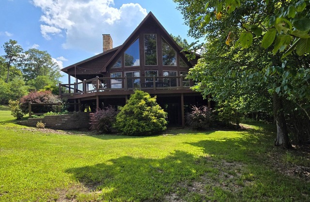 The Lake House- 5 bedroom in quiet area with hot tub and pool table