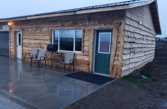 The Lazy Ass Ranch. The Field and Stream Room. Very pet-friendly. Tempur-Pedic.