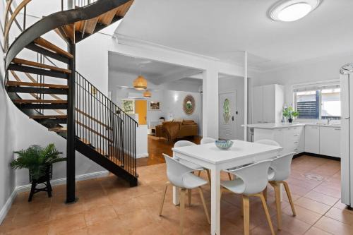 The Lazy Mimosa Retreat stylish 4BR Home Near Beach & Lake