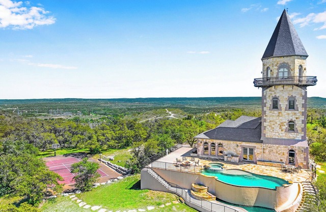 The Light House I Pool, Hot tub, Views on 2001 Hill Country acres!