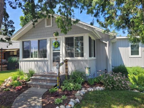 The Lily Pad On Benzie Blvd - Super Cute!