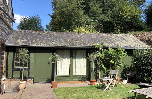 The little cottage: between land and sea