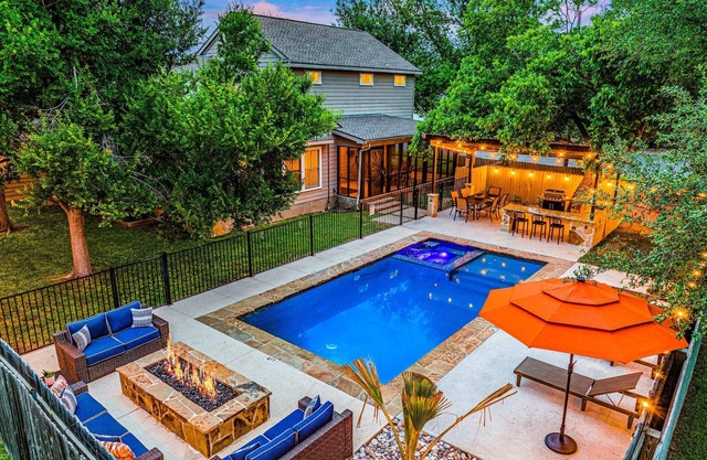 The Live Oak Haus (Sleeps 19) - 6 Bed | 6 Bath | Pool + Hot Tub + Fire Pit