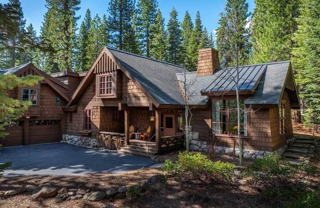 The Lodge at Lahonton , Spacious 5-bedroom Luxury in tranquil setting