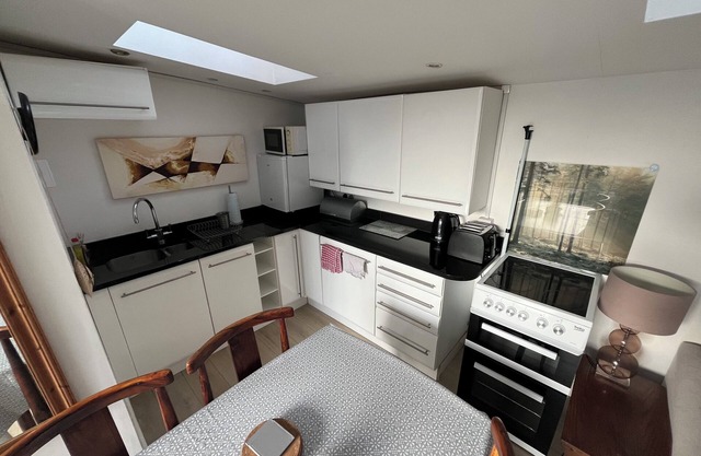 The Lodge Leckhampton - great studio accommodation for 4!