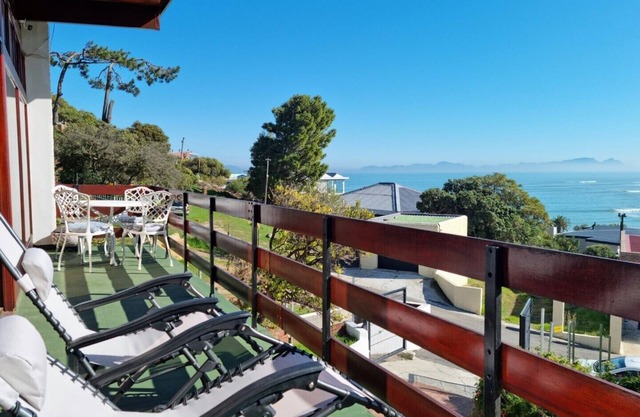 'The Loft' - Modern 2 bedroom vacation Home, Central, 5 min walk from the beach