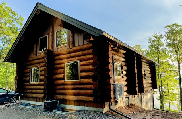 The Log Haus on Round Lake — 6 Bedrooms, 11 Queen Beds