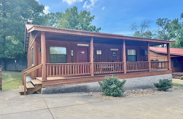 The Lonesome Dove #46 2-bedroom cabin walking distance to the courthouse square.