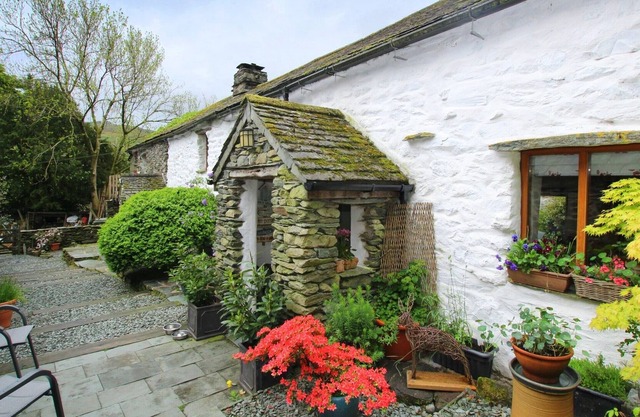 The Low Farm - Beautiful 17th Century stone long house near Coniston