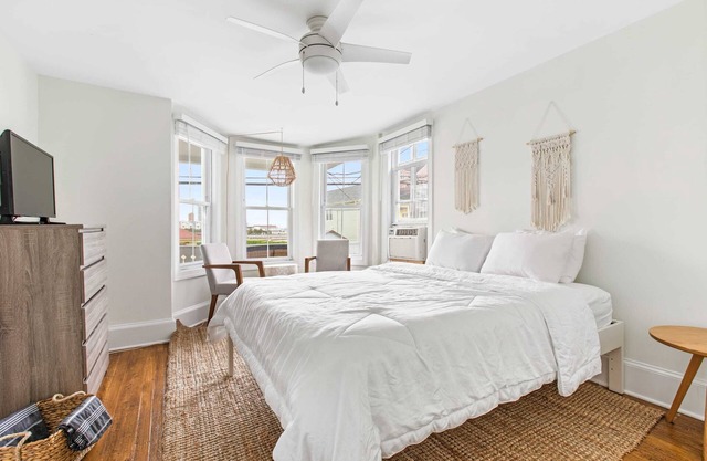 The Melrose, Room 1A- Queen Bed & Bath: Romantic Getaway, Steps from the Beach,