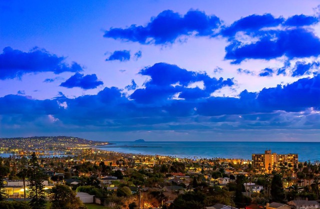 The Mermaid House: Breathtaking bay, ocean, and city views, equipped with a Jacuzzi and A/C